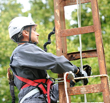 Sachkundige Person zur Überprüfung permanenter Anschlageinrichtungen